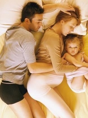 孕早期、孕中期、孕晚期要这样睡，睡姿不对影响宝宝发育
