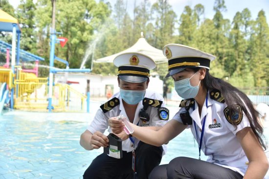 <em>武汉市卫生计生执法</em>机构开展游泳场所专项检查工作