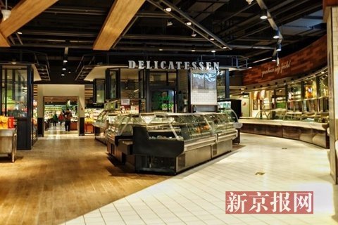 北京/东湖渠附近的乐天超市内，负责超市入口值班的工作人员显得比较...