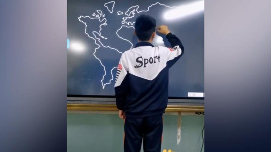 高一男生在黑板上画出<em>世界地图</em>，老师：他凭记忆两分钟完成
