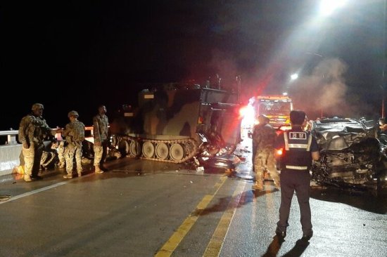 <em>驻韩美军</em>装甲车与韩私家车相撞 致4死1伤