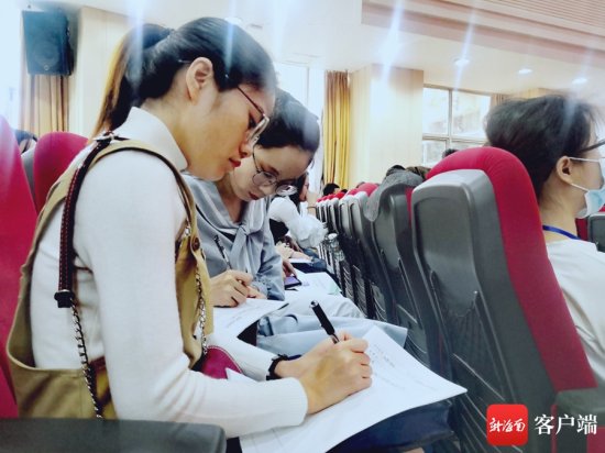 海南15个市县700名中小学新教师接受培训<em> 专家库成员</em>现场授课