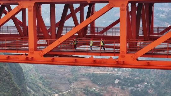 首次全景展现贵州桥梁建设奇迹，《万桥飞架》引热议