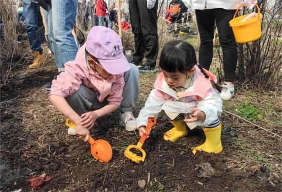 “我与小树共成长”公益植树活动在<em>哈尔滨市</em>举行