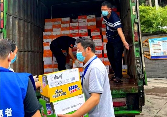 方便面、牛奶、面包，贵州省红十字组织<em>向抗疫</em>志愿者捐物资