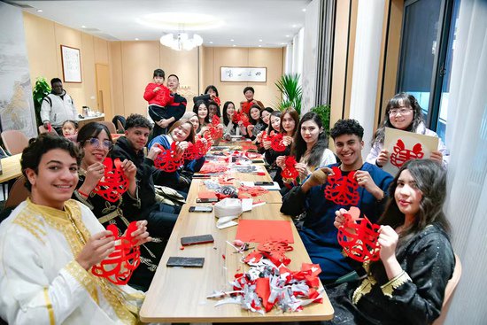 汉江师范学院国际学生剪窗花、写春联 欢庆中国年