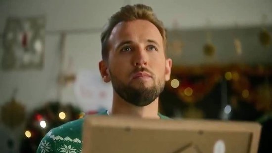 凯恩参与英超宣传广告拍摄，用金靴<em>装饰圣诞树</em>&和麦迪逊玩猜谜