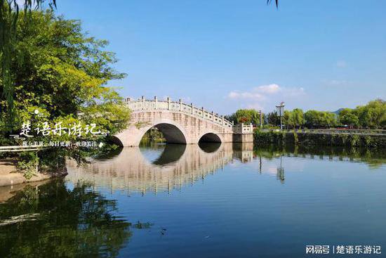 浙江宁波的水乡古村，少有人来但是风光秀丽，小桥流水间写满...