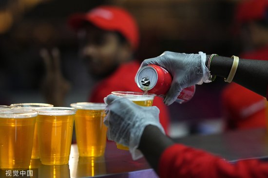 卡塔尔半岛电视台：为什么男人看球爱<em>喝啤酒</em>？