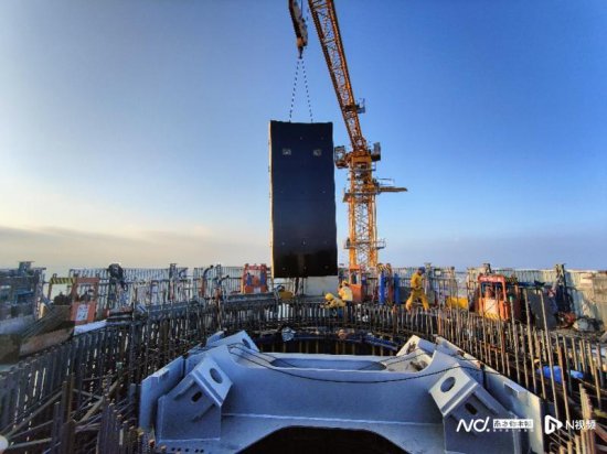 黄茅海跨海通道项目首个主塔封顶