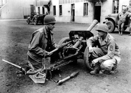 巴祖卡/言归正传，当德军部队在非洲缴获了美军的巴祖卡（Bazooka）...