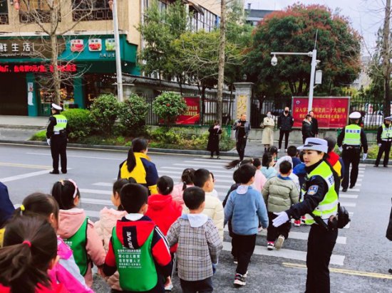 课堂搬到马路边，吉首交警为幼儿上交通安全实践课