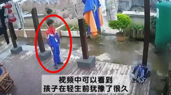 湖南一9岁男童跳楼自杀，监控拍下惊人一幕，给妈妈最后留言曝光