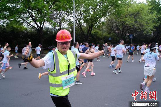 广西柳州万人共跑马拉松 特色服饰“打卡”城市地标