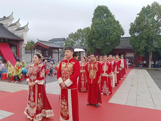 贵州黎平：中式集体婚礼倡导文明新风尚