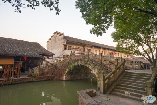 她是一座历史悠久、人文荟萃的江南古城，是“没有围墙的博物馆...