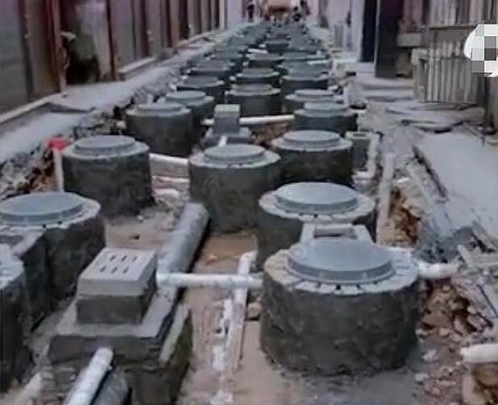 壮观！温州一街道管道改造，几十米内布满窨井，网友<em>起名</em>：窨井...