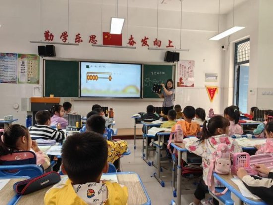 毛坦厂中学实验学校小学部数学教研组举行课堂展示活动