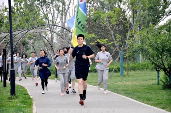 山师大齐鲁实验学校举行八年级亲子马拉松比赛-新华网山东频道