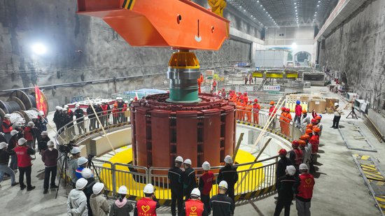 首台发电机转子吊装 宁波首座百万千瓦级抽蓄电站跨过关键节点