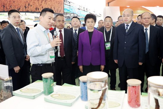 <em>许</em>勤宣布首届中国（黑龙江）国际绿色食品和全国大豆产业博览会...