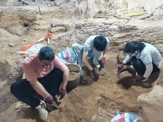 这里考古，有新发现！广西<em>柳州</em>发掘出距今四万至三万年墓葬
