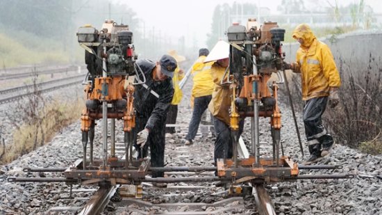 广西铁路职工“与雨共舞”护卫线路安全