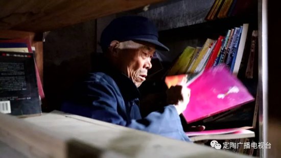 暖！菏泽75岁农家老人藏书<em>2</em>万多册，家庭图书馆免费开放48年