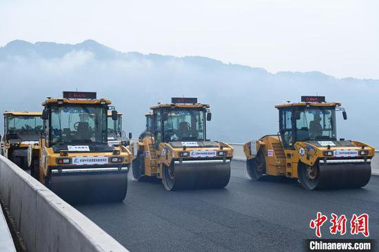 重庆首次在高速公路桥隧实施无人集群摊压施工