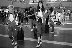 赵丽娜/昨日，中国女足守门员赵丽娜右等队员抵达首都国际机场新华社发