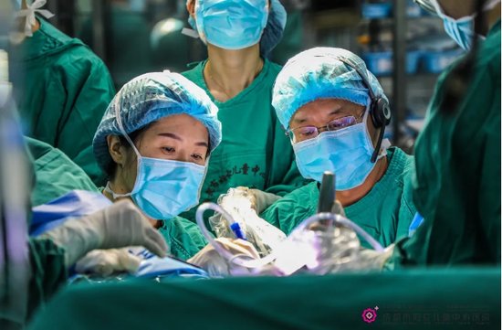 成都市妇儿中心医院vNOTES手术直播 3万人<em>在线观看</em>