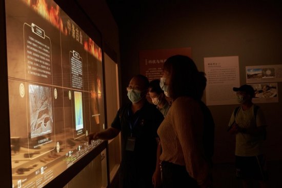 博物馆的奇妙之“变” OLED透明<em>显示屏</em>让文物从历史走向现实