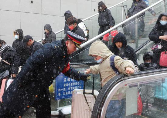武汉局管内的火车遇到冻雨，为何“一路火花带闪电”？