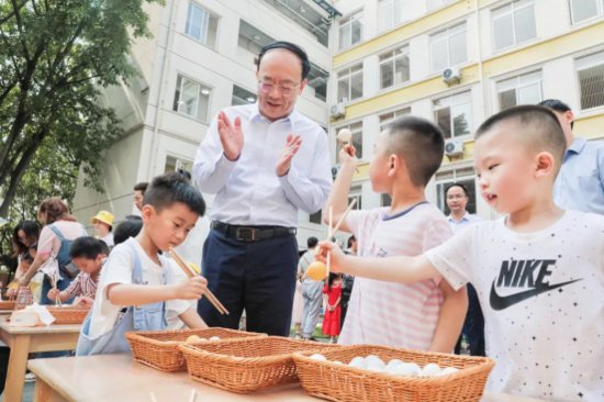 <em>重庆渝北区领导</em>与多所学校孩子们欢庆“六一”