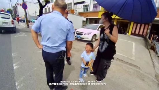<em>三岁男孩走失</em> 热心路人警察接力守护半小时找到妈妈
