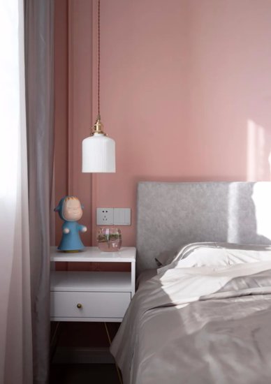 90㎡北欧<em>轻奢</em>风，粉红色的卧室设计很温馨