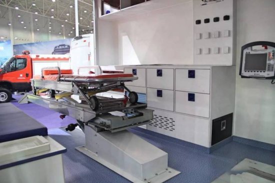 越野依维柯救护车监护型带负压设备高端性能