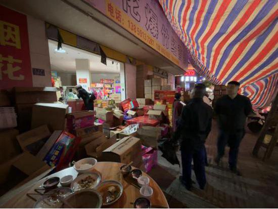 检查组在三明发现：一烟花爆竹零售店于沿街路边堆放大量烟花...