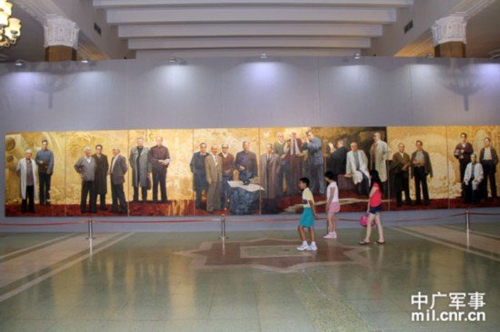 王璐摄/《请历史记住他们》巨幅群体肖像画高2.4米、宽14.4米，栩栩如生...