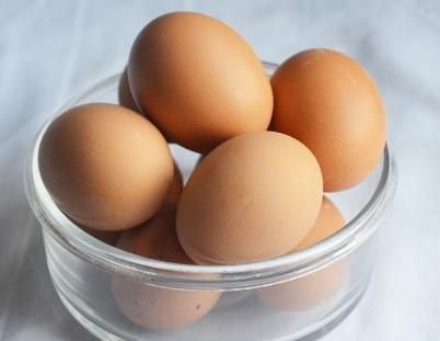 买鸡蛋,红壳和白壳哪个好?弄清它们的区别,你就知道<em>要选哪种</em>了