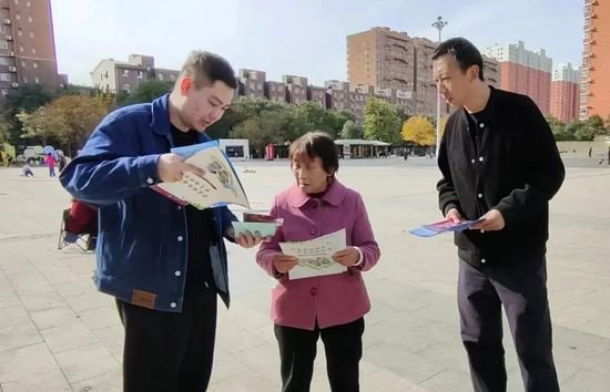 易县县委网信办组织开展预防未成年人网络沉迷主题宣传活动