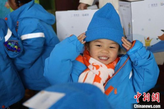 壹基金向380个<em>区县的</em>儿童发放超过6万个温暖包