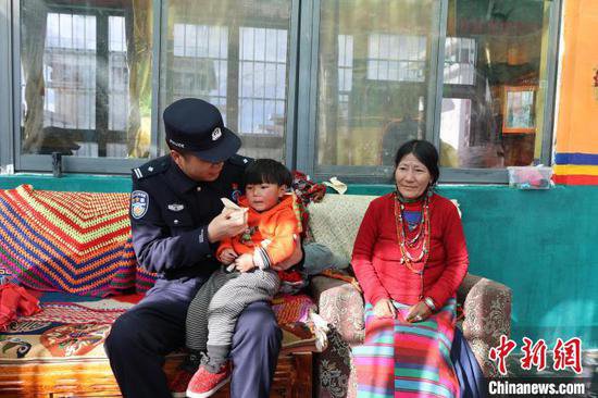（新春走基层）西藏移民管理警察把<em>新年祝福</em>送到藏族“亲戚”们...