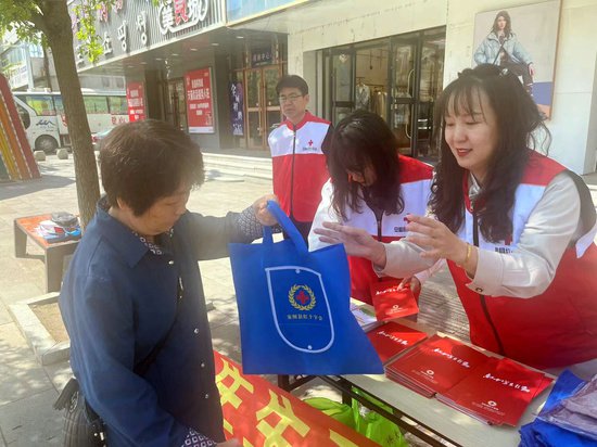 安图县开展红十字博爱周活动