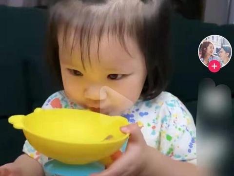 王祖蓝晒女儿分享<em>冰淇淋视频</em>，女儿乖巧可爱，身高却是遗传妈妈