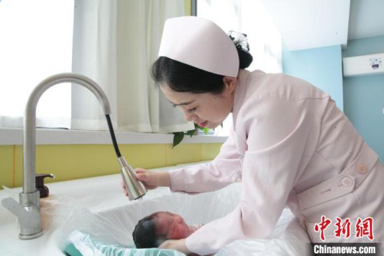 产科护士：每日照护新生儿 工作繁琐但很治愈