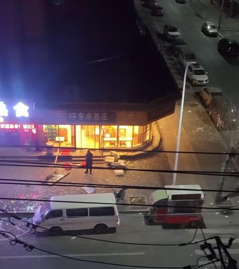 沈阳一面馆凌晨发生闪爆致2人受伤，附近居民：当时正在营业玻璃...