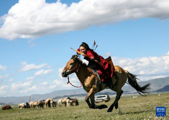 蒙古国：“游牧民族”世界文化节上的<em>马术表演</em>