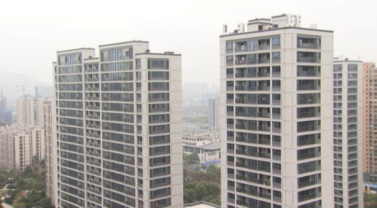 杭州一回迁安置小区看起来“美观大气”，近400户业主却在受气...