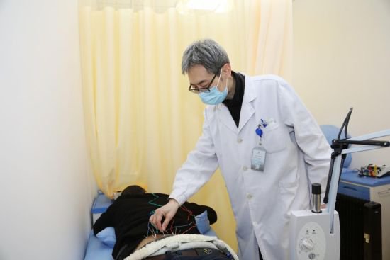 哈尔滨市第一医院“<em>康复理疗</em>健康中心”开诊首日 300余名患者获...